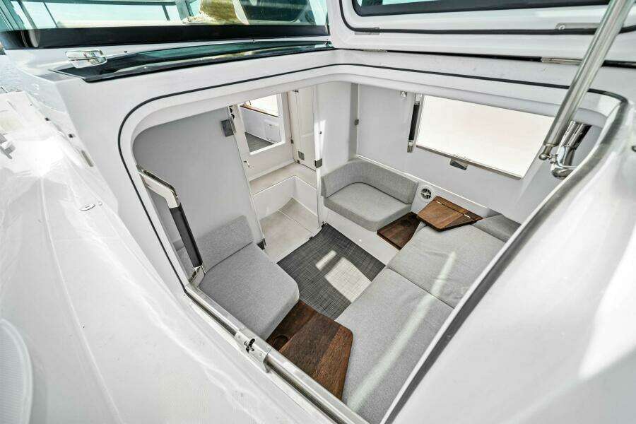 2022 37 Axopar Cross Cabin 