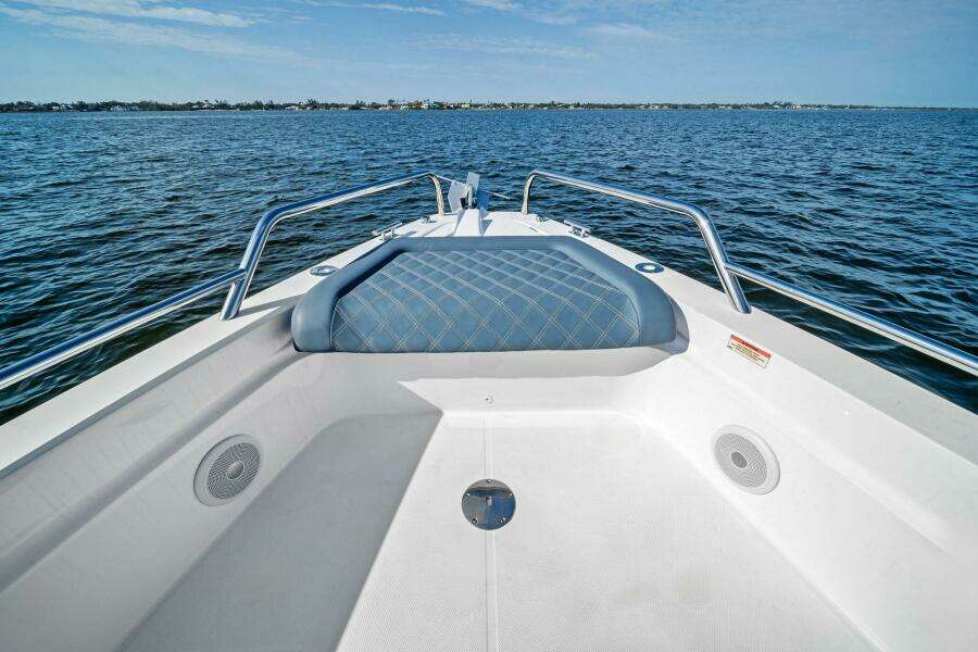 2022 37 Axopar Cross Cabin 