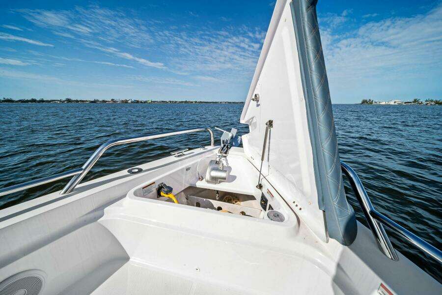 2022 37 Axopar Cross Cabin 