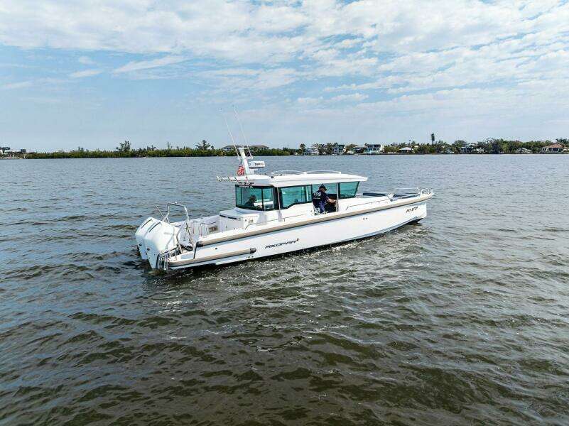 2022 37 Axopar Cross Cabin 