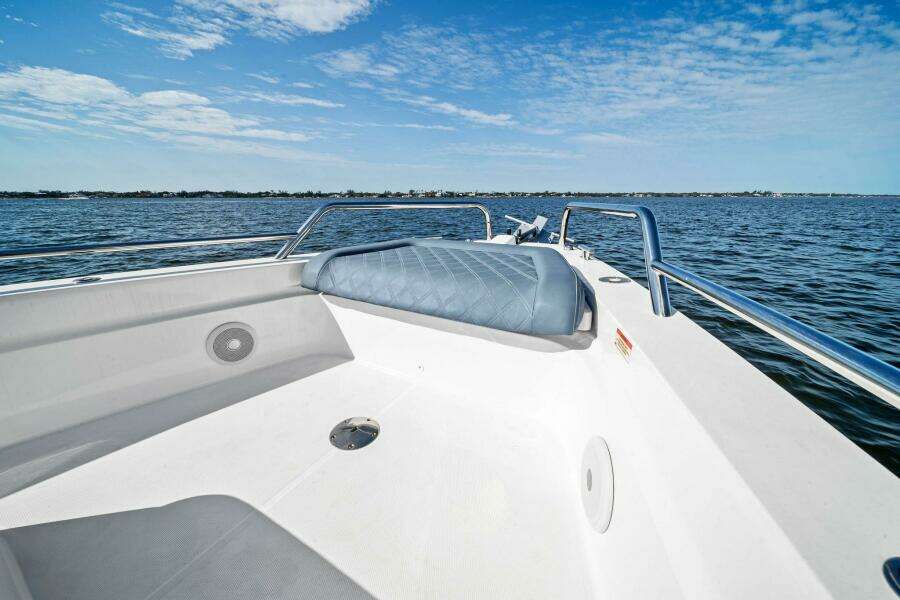 2022 37 Axopar Cross Cabin 