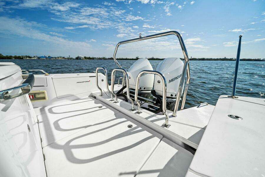 2022 37 Axopar Cross Cabin 