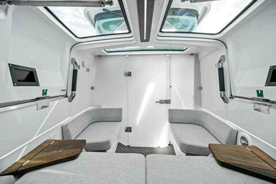 2022 37 Axopar Cross Cabin 