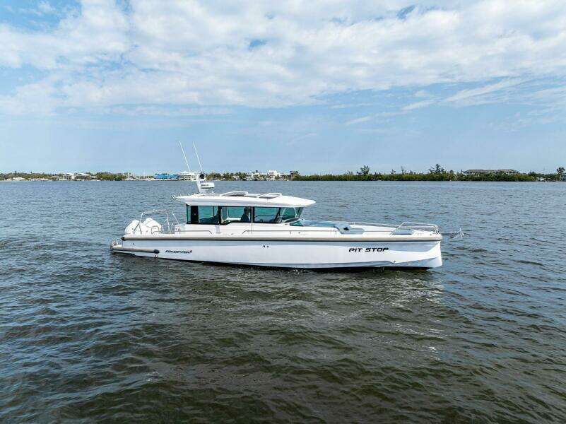 2022 37 Axopar Cross Cabin 