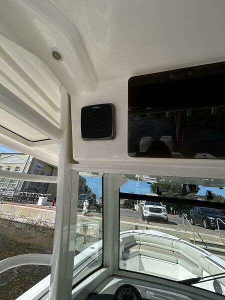 2017 33 Boston Whaler 330 Outrage Helm (9)