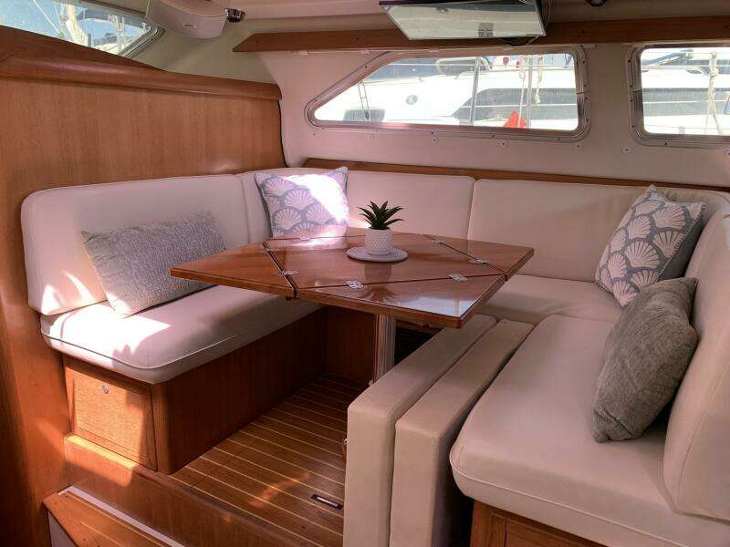2007 Catalina Morgan 440 Deck Salon