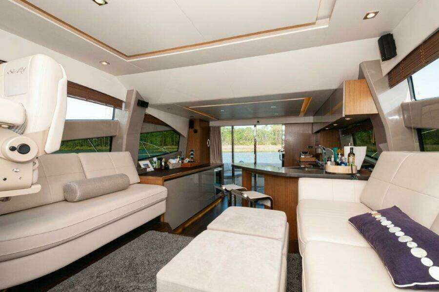 2018 Sea Ray L550 Flybridge-Salon