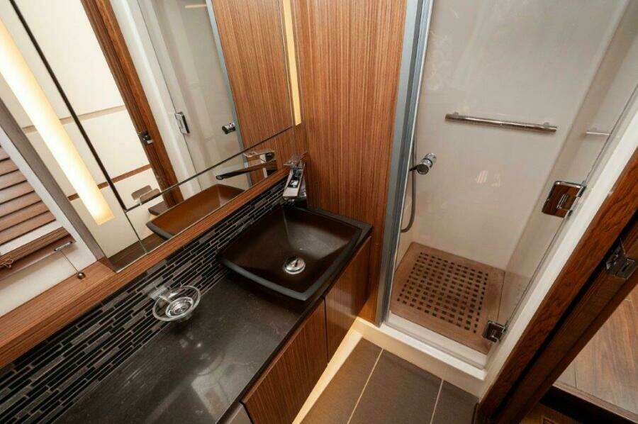 2018 Sea Ray L550 Flybridge-Master Head 2