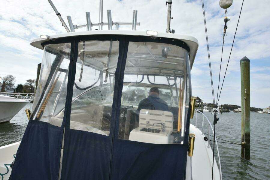 2005 Pursuit 3070 Offshore Express