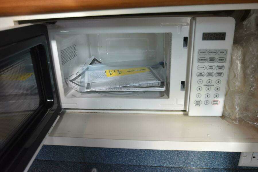 2005 Pursuit 3070 Offshore Express