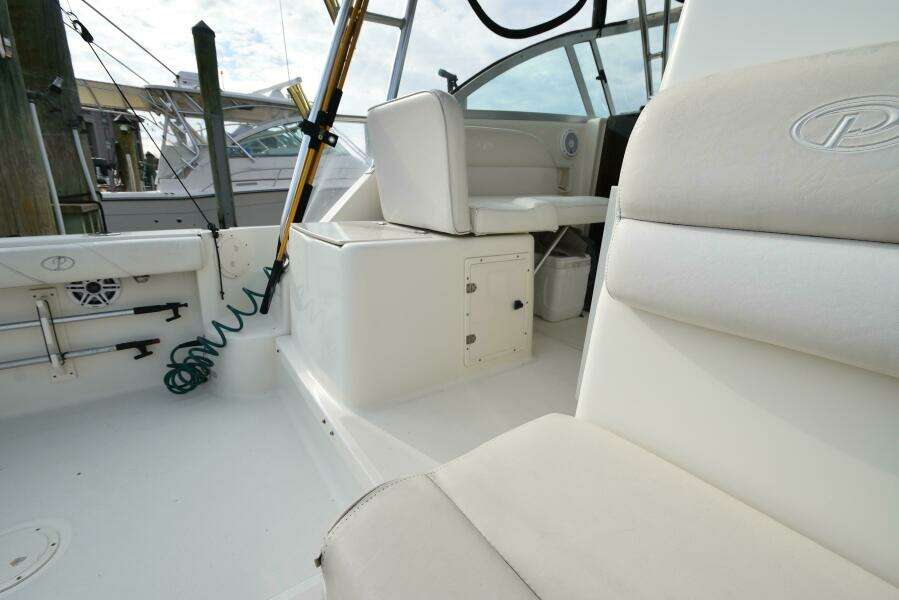 2005 Pursuit 3070 Offshore Express