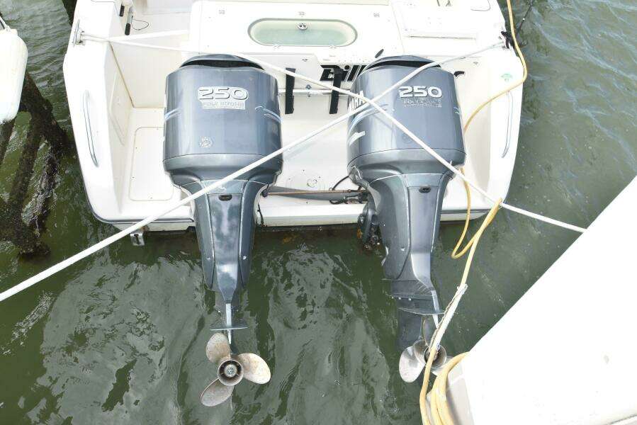 2005 Pursuit 3070 Offshore Express