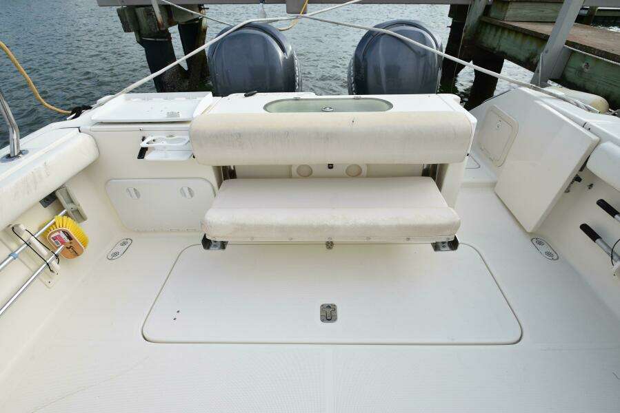 2005 Pursuit 3070 Offshore Express