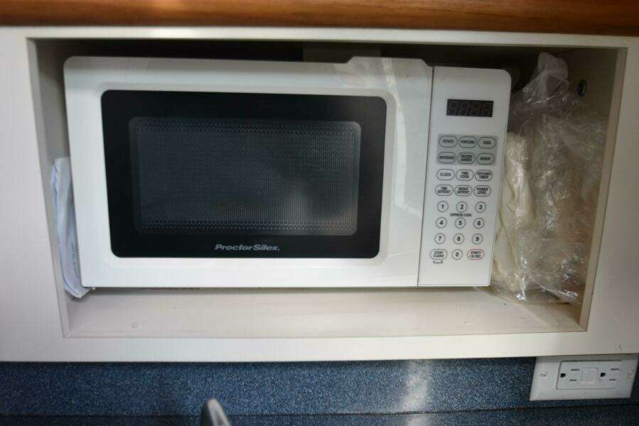 2005 Pursuit 3070 Offshore Express