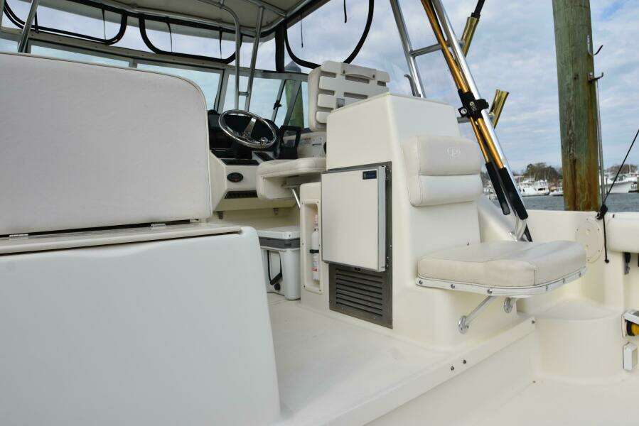 2005 Pursuit 3070 Offshore Express