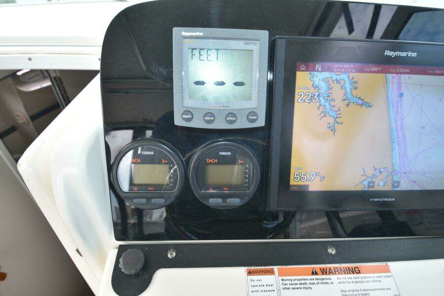 2005 Pursuit 3070 Offshore Express