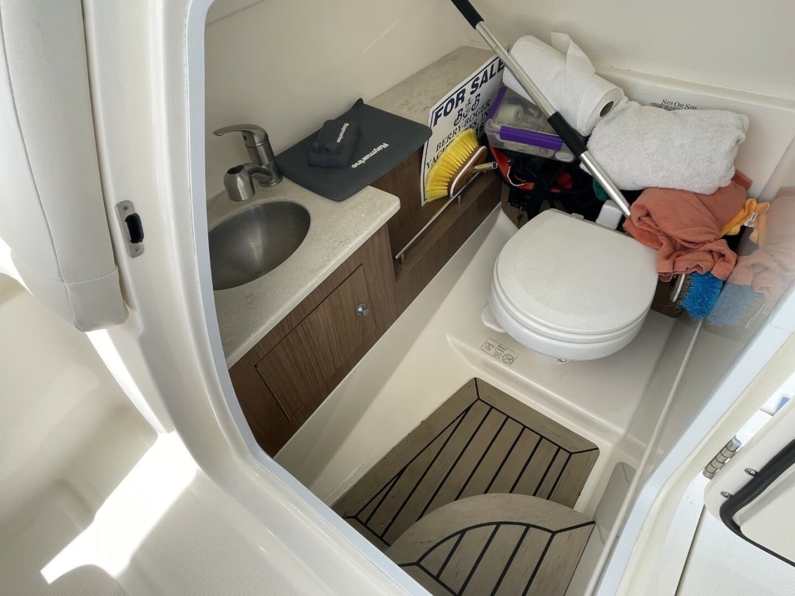 2016 Boston Whaler 270 Vantage