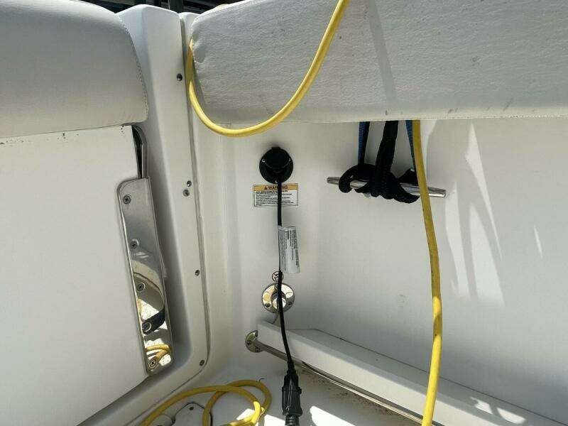 2016 Boston Whaler 270 Vantage