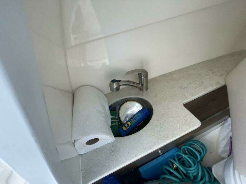 2016 Boston Whaler 270 Vantage