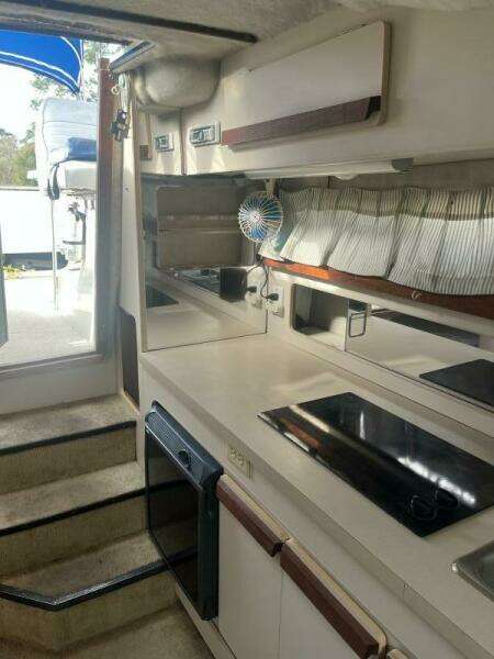 1989 Carver 2557 Montego