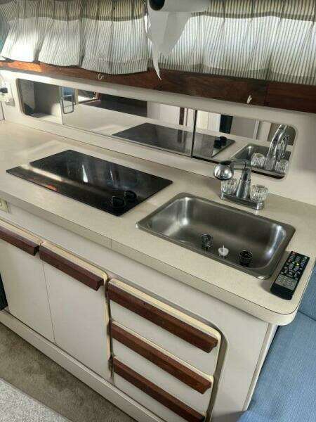 1989 Carver 2557 Montego