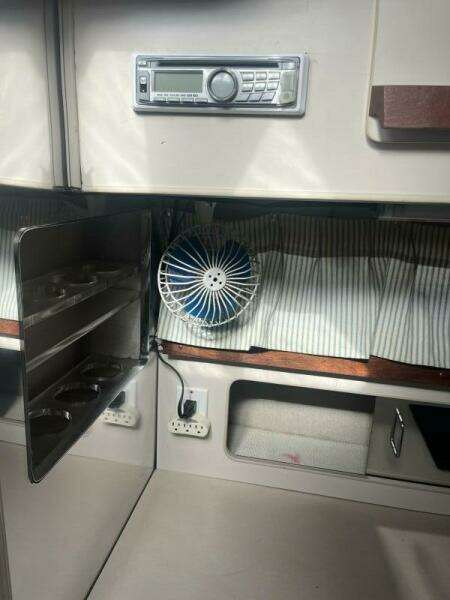 1989 Carver 2557 Montego