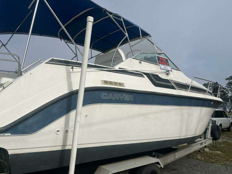 1989 Carver 2557 Montego