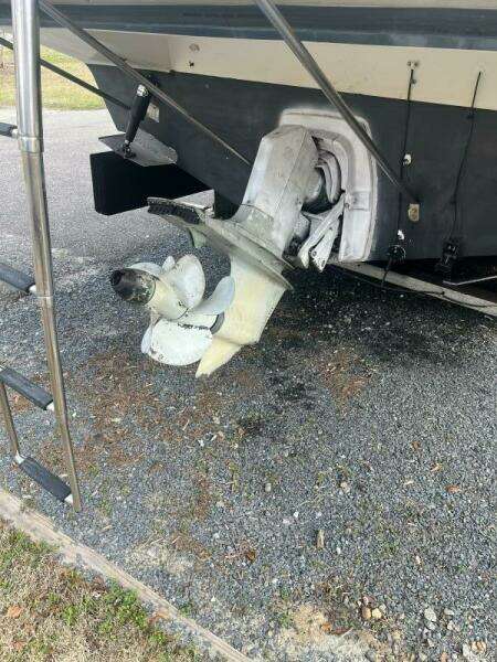 1989 Carver 2557 Montego