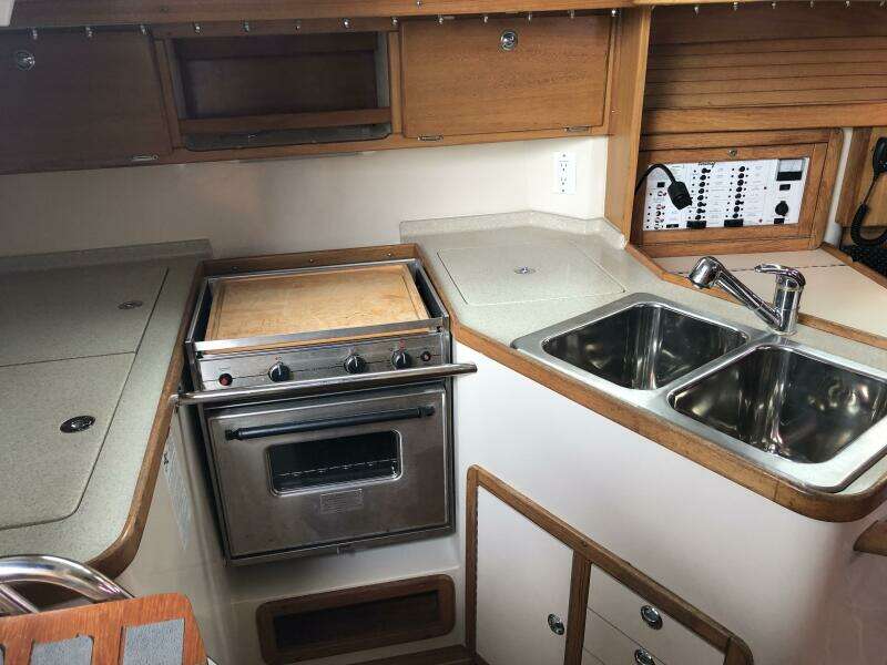 2005 Catalina 320