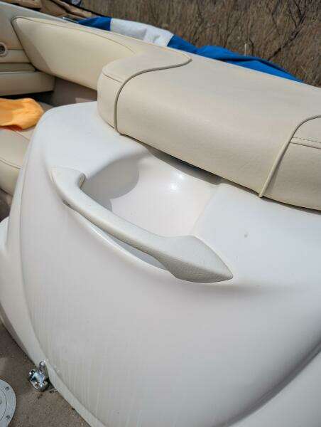 Sea_ray_210_stern_seat