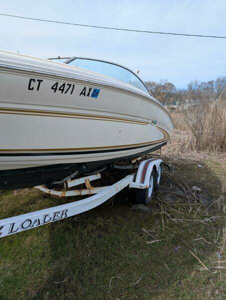 Sea_ray_210_port_bow_1