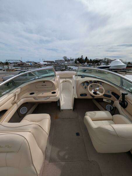 Sea_ray_210_stern_inside_4