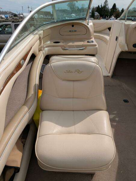 Sea_ray_210_stern_inside_3