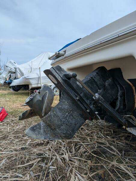 Sea_ray_210_star_engine_1