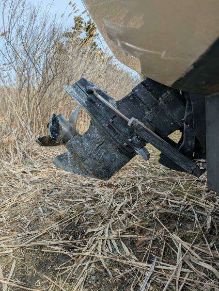 Sea_ray_210_star_engine