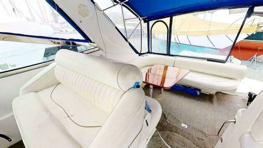 1998 Cruisers Yachts 4270