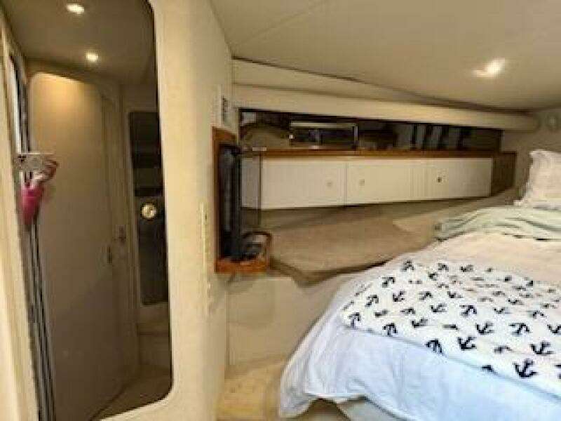 1998 Cruisers Yachts 4270