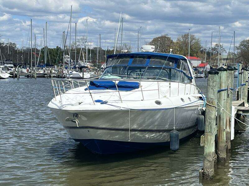 1998 Cruisers Yachts 4270