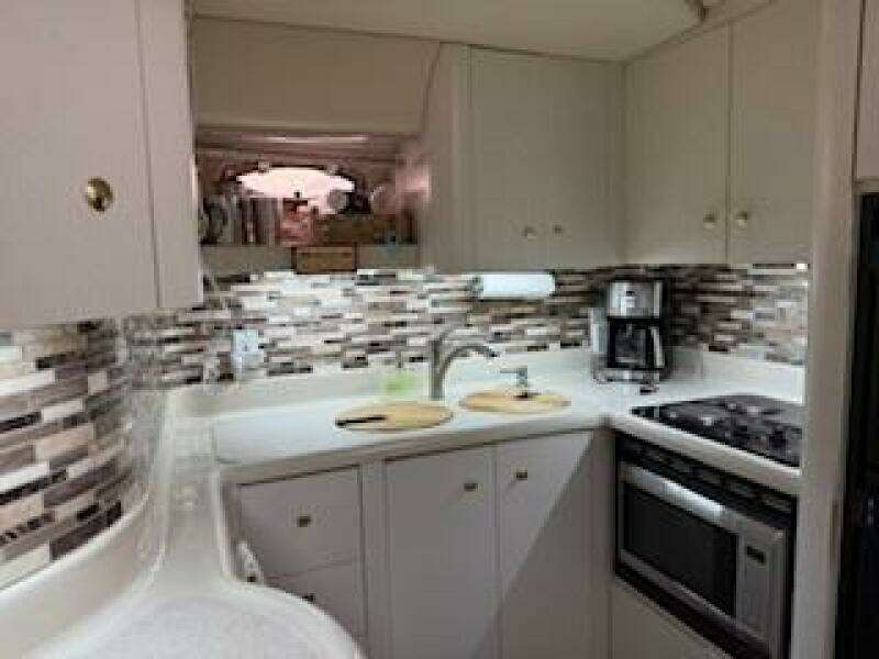 1998 Cruisers Yachts 4270