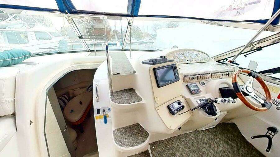 1998 Cruisers Yachts 4270