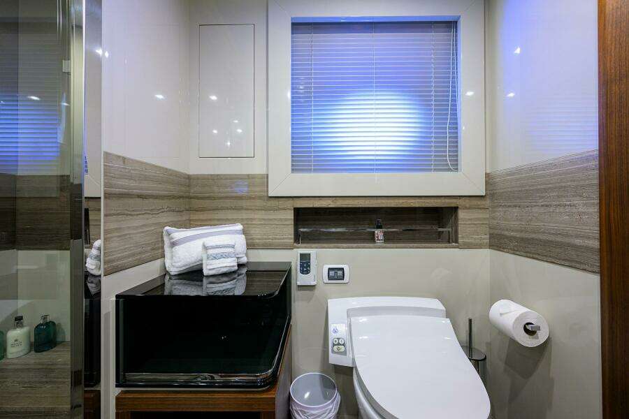 Guest Starboard Aft Head