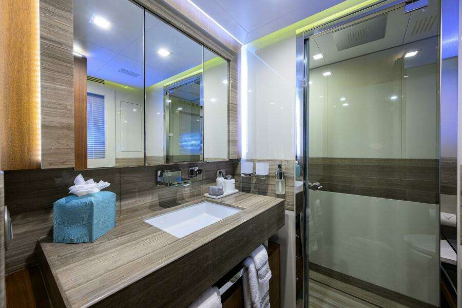 Guest Starboard Aft Head