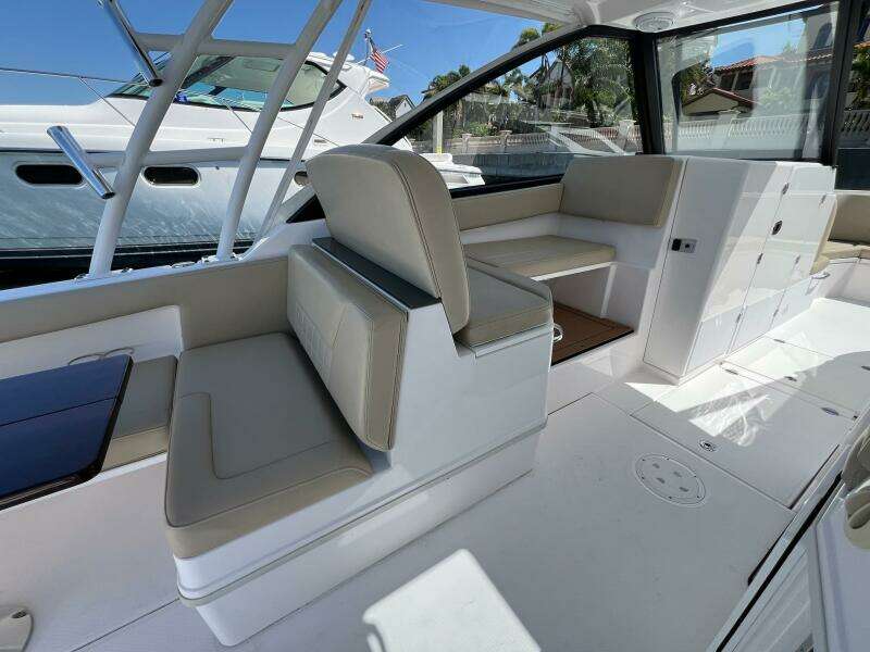 2019 Everglades 340 Dual Console- Helm Seating 