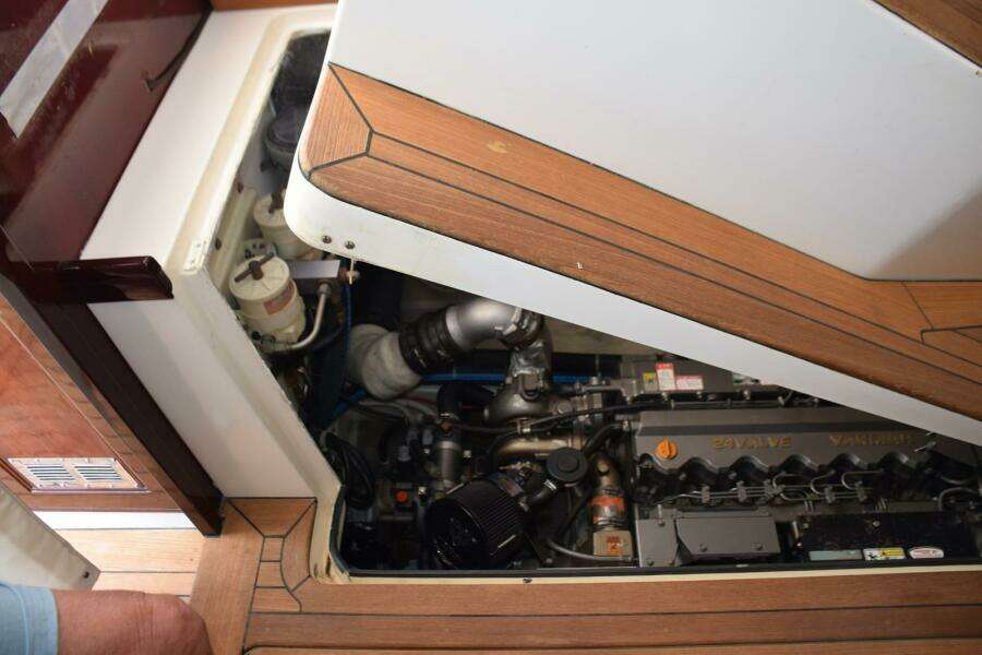 Electric Engine Hatch Lift  