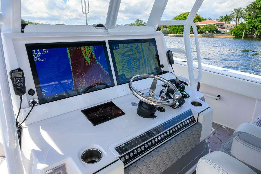 Invincible 46 Argento II - Exterior Helm