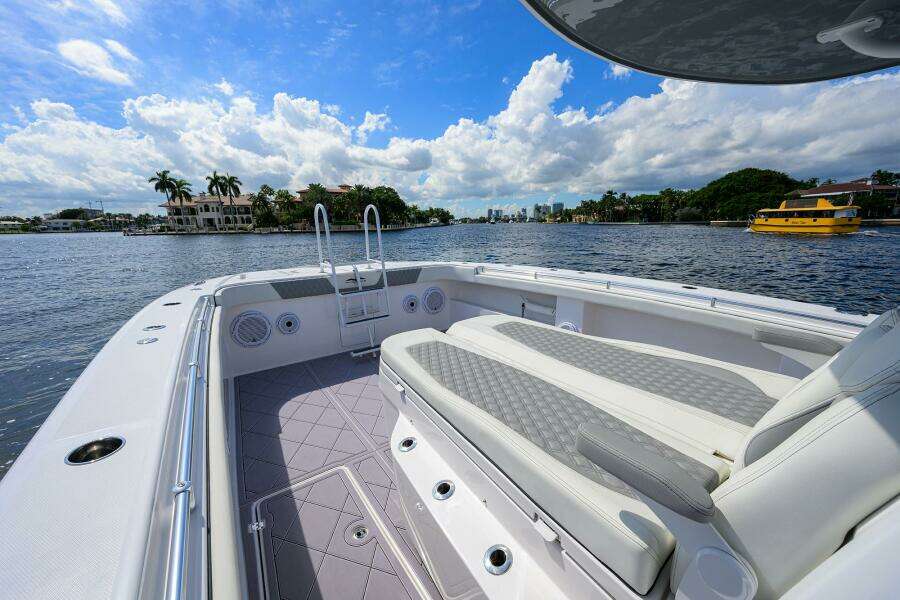 Invincible 46 Argento II - Exterior Bow