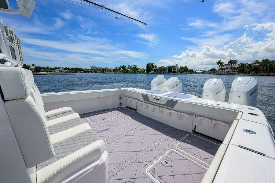 Invincible 46 Argento II - Exterior Cockpit