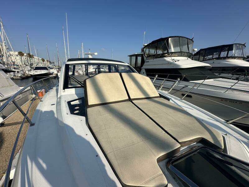 2017 Cruisers Yachts 390 Express Coupe