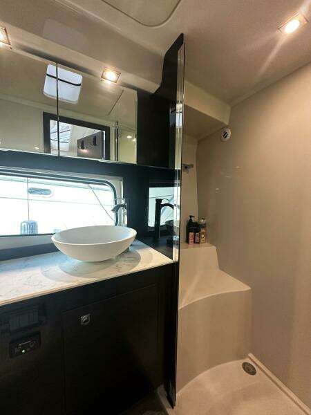 2017 Cruisers Yachts 390 Express Coupe