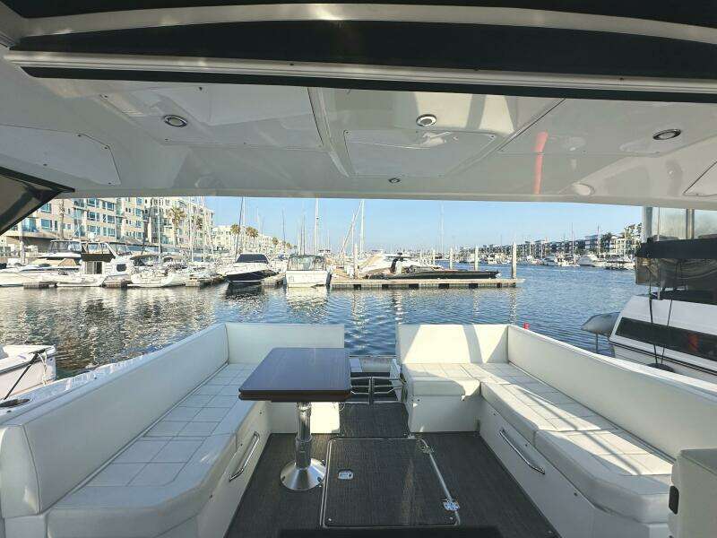 2017 Cruisers Yachts 390 Express Coupe